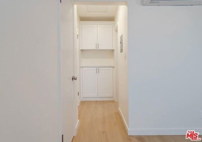 Building Photo - 2401 Beachwood Dr