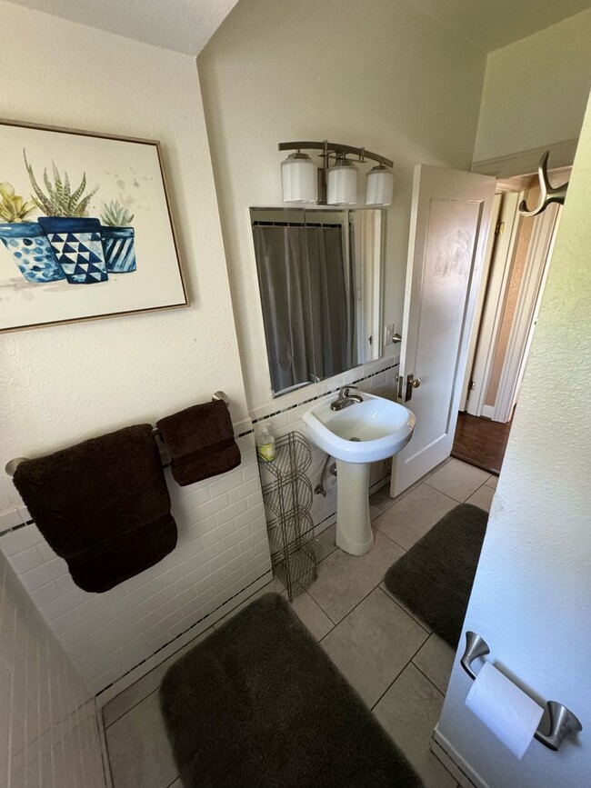 Building Photo - Fully Furnished 2 Bed 1 Bath W/ ALL Utilit...