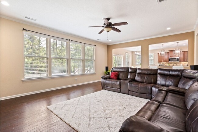 Building Photo - Beautiful 4 Bed 2.5 Bath