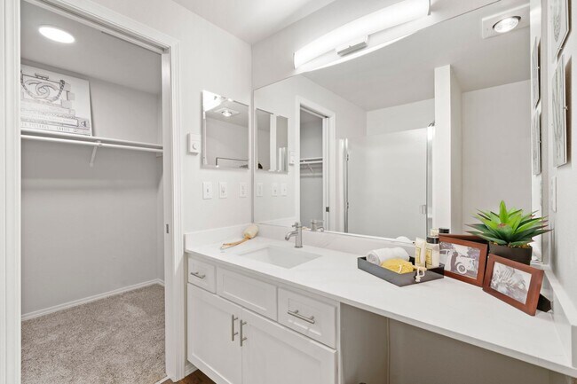 Building Photo - Water’s Edge Townhomes – Luxury Townhomes for Rent in Tacoma