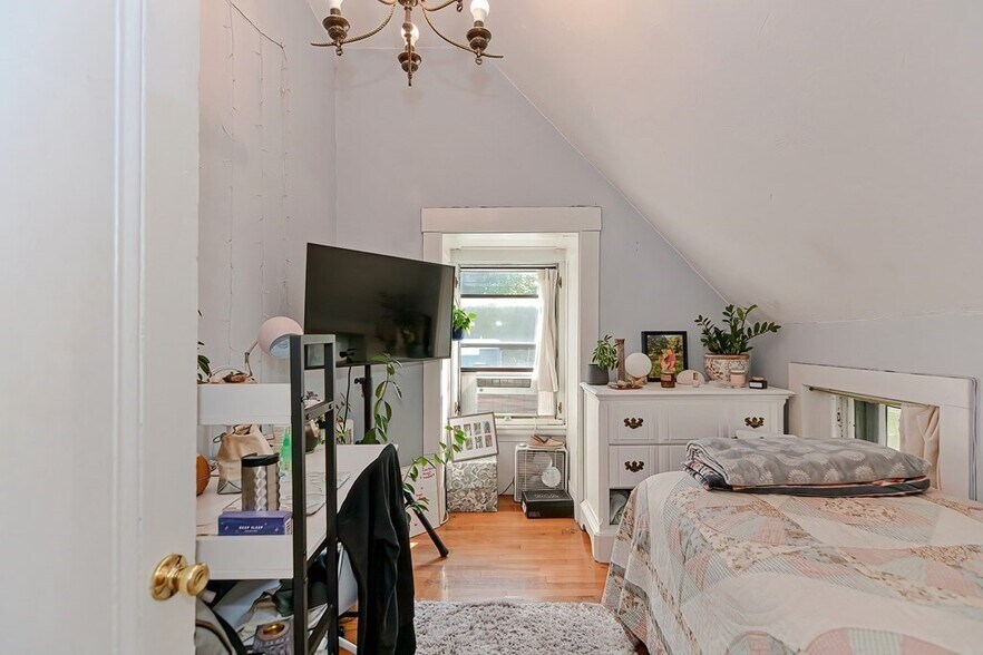 Building Photo - 139 Hillside St