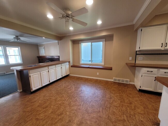 Building Photo - Beautiful home with attached garage and great yard!