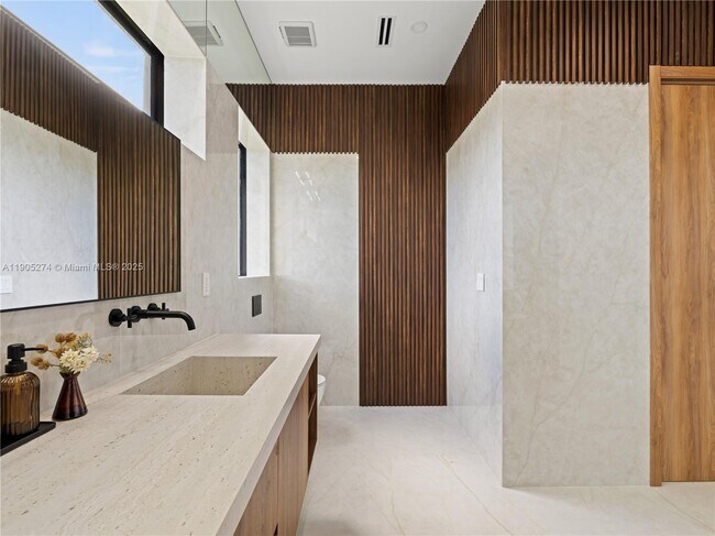 Building Photo - 543 NE 109th St