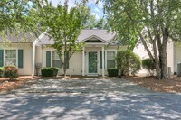 Building Photo - 2 Bedroom 2 Bath Townhouse