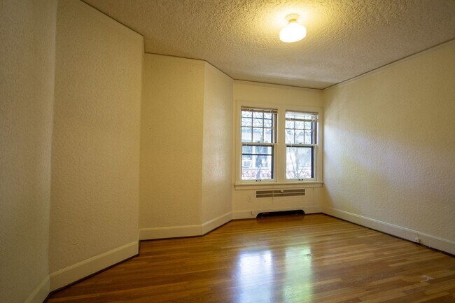 Building Photo - LOOK & LEASE! Stunning 1930s Townhouse in ...