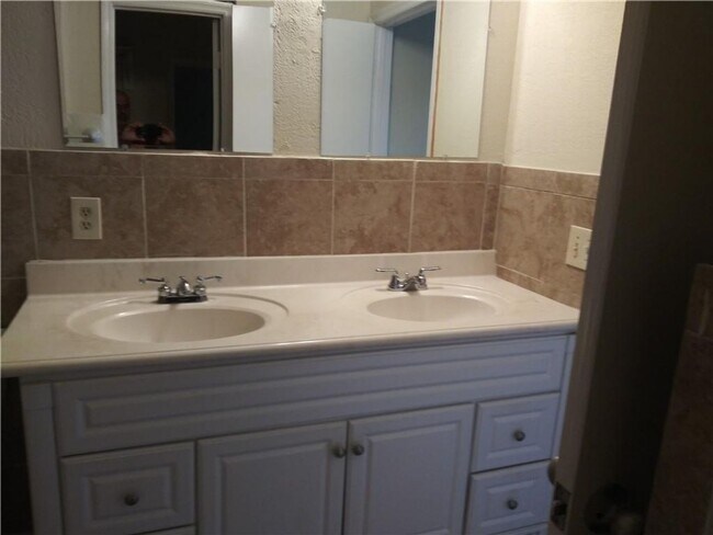 Building Photo - 2701 NW 21st St