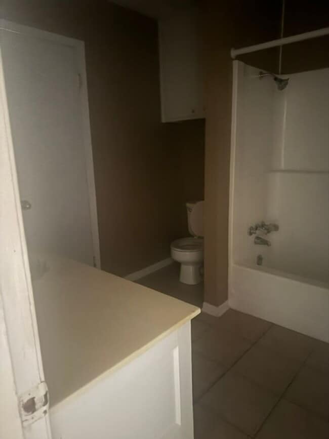 Building Photo - 510 Rosedale Dr