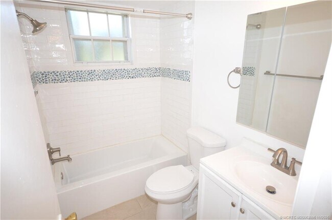 Building Photo - 1566 SE Royal Green Cir