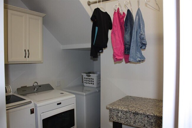 Building Photo - 393 Dayridge Dr