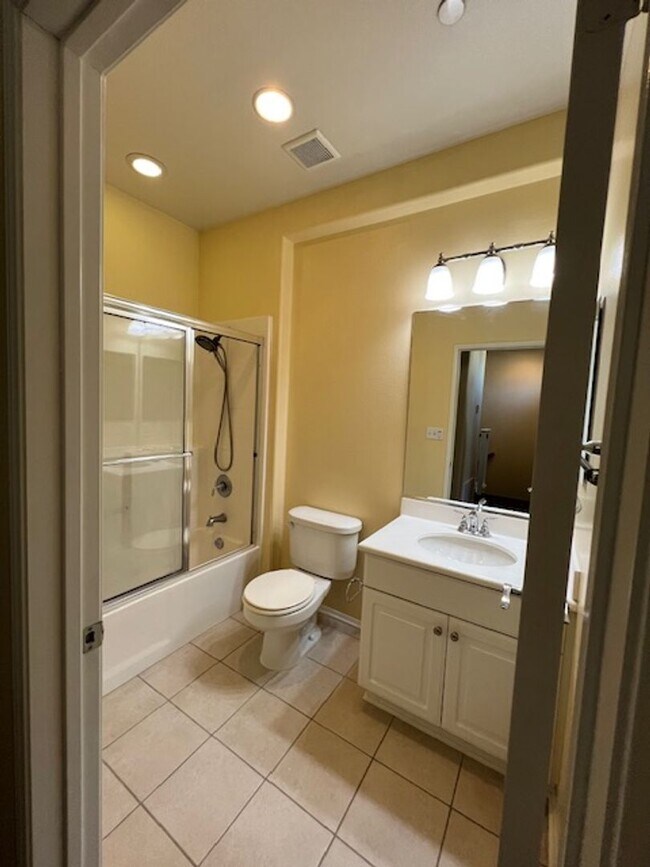 Building Photo - Beautiful 2 Bedroom, 2 1/2 Bathroom Porter Ranch Townhome! Ready for Move In!