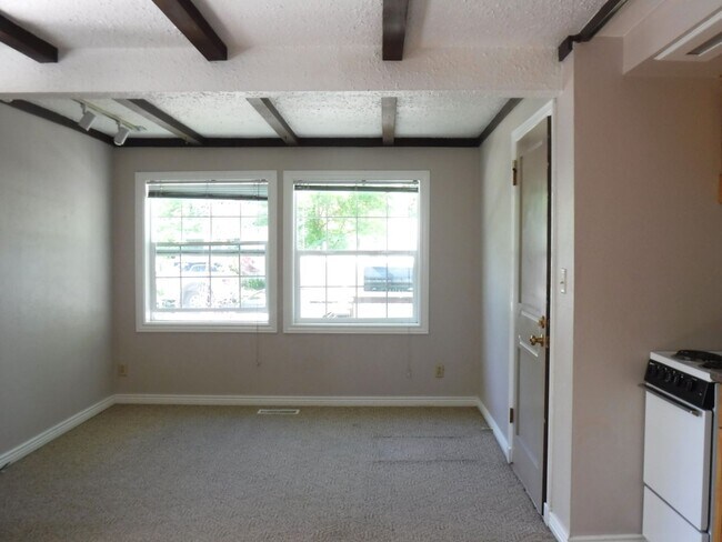 Building Photo - Adorable 1 bed 1 bath North End Apartment off 9th & Ada