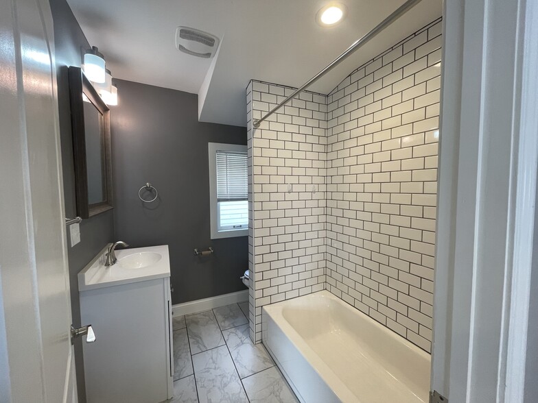 Tub/Shower combo - 4615 Bell St