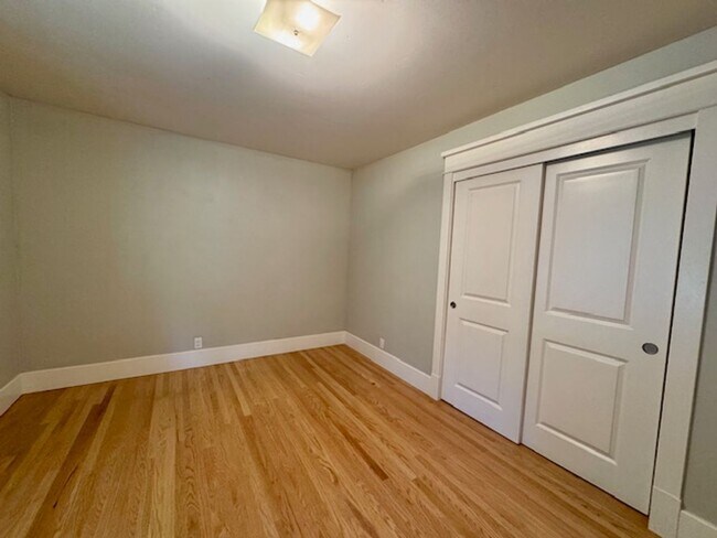 Building Photo - Gorgeous 5 bedroom, 4.5 bath, Westside Dan...