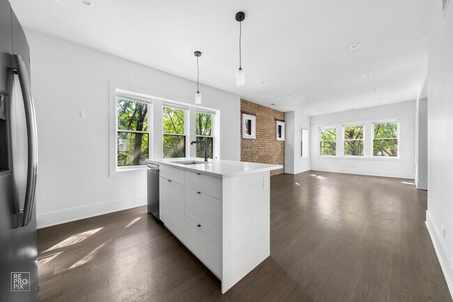 Building Photo - Sunny, Spacious and Beautifully Rehabbed i...