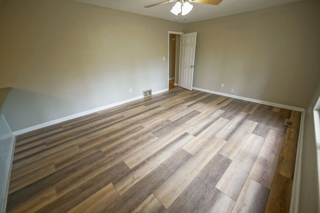 Building Photo - Sublease: Available 7/22/25 Beautiful 4/2 ...