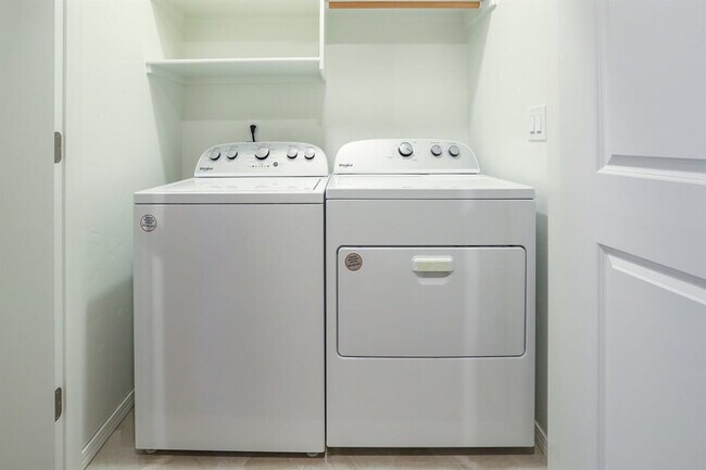 Building Photo - 717 E Elgin St