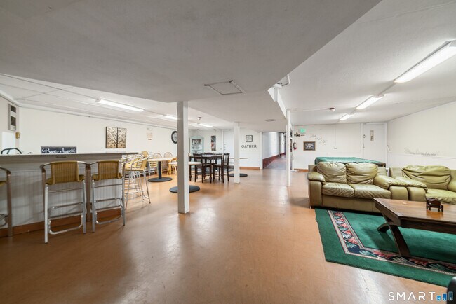 Building Photo - 1700 Broadbridge Ave