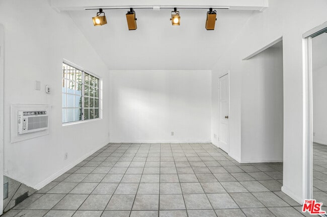 Building Photo - 10226 Regent St