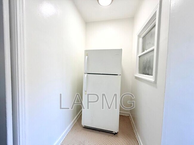 Building Photo - 7733 Hampton Ave