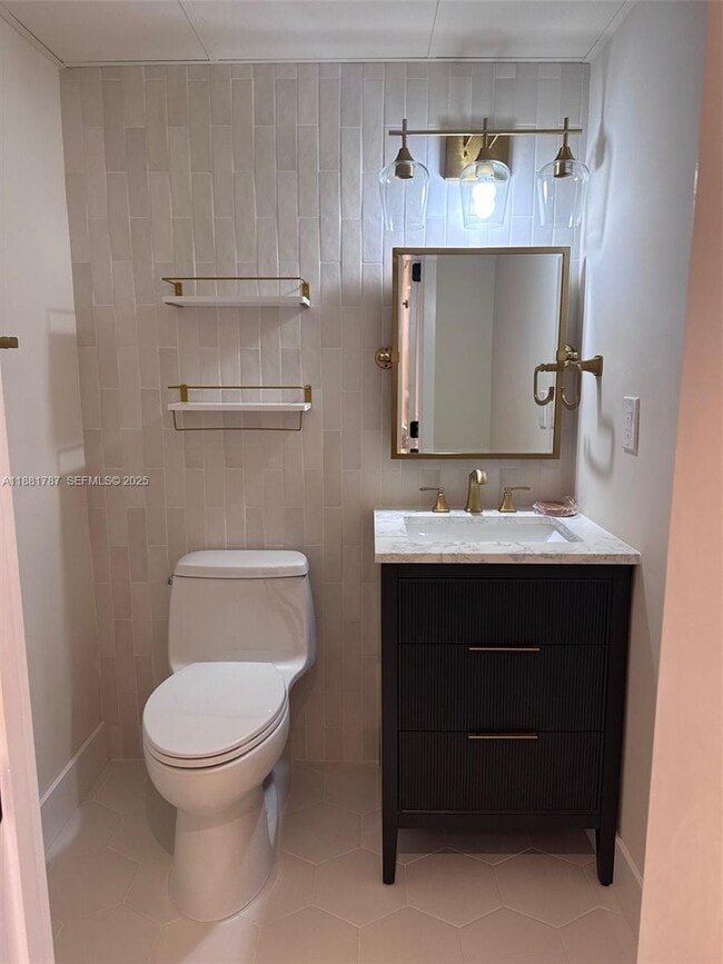 Building Photo - 90 Edgewater Dr