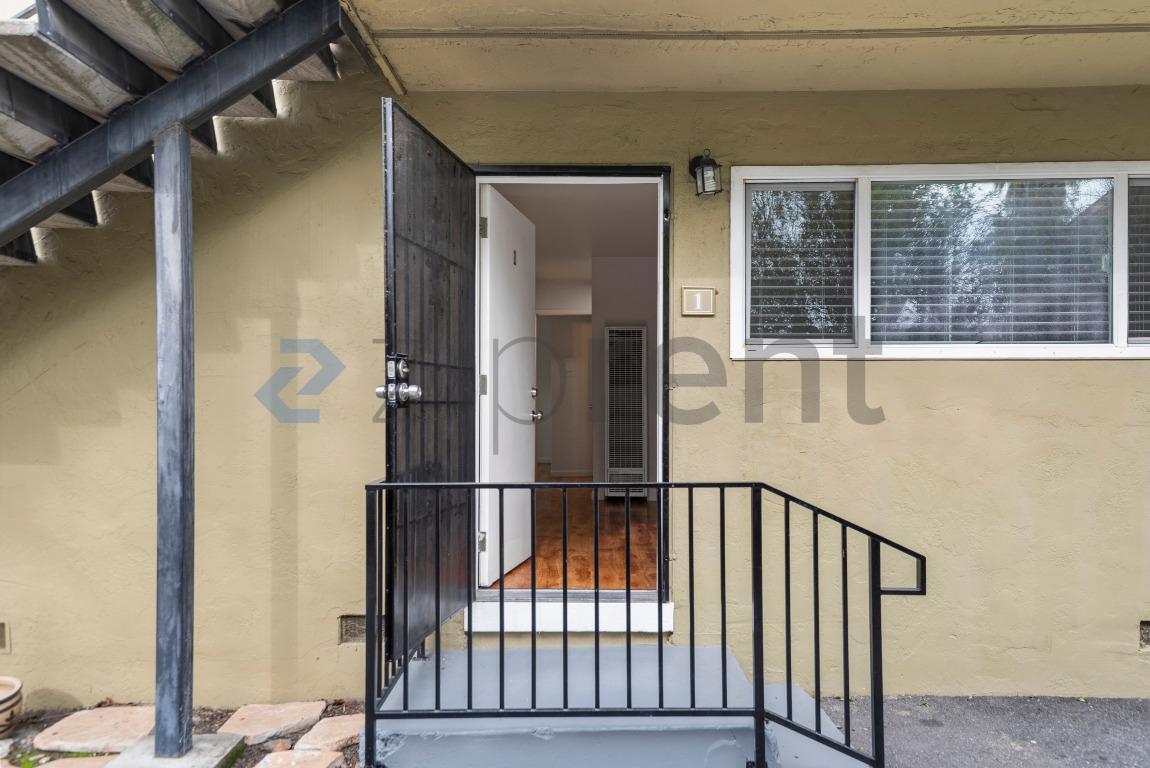 Building Photo - 1371 Vía Dondera