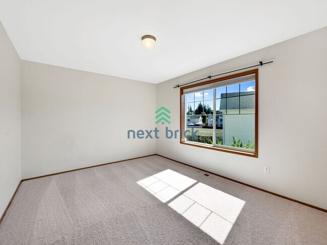 Building Photo - 4 Bed and 2.5 Bath Single-family Home is A...