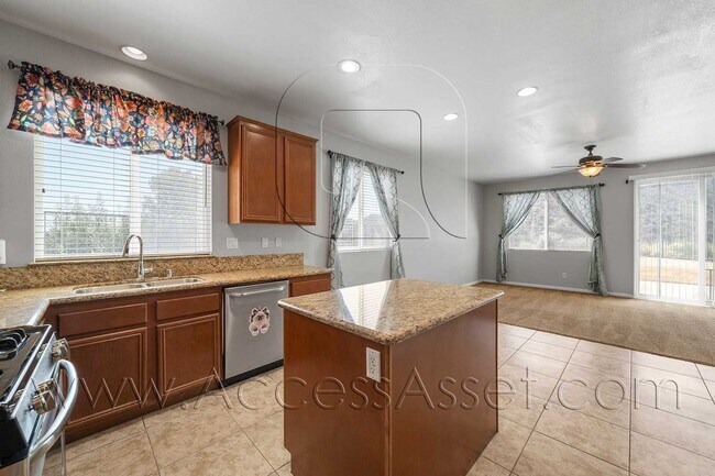 Building Photo - Spacious 4 Bed + Loft Home with 3-Car Garage in Lake Elsinore