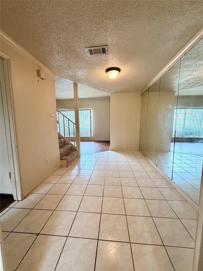 Building Photo - 7700 Creekbend Dr