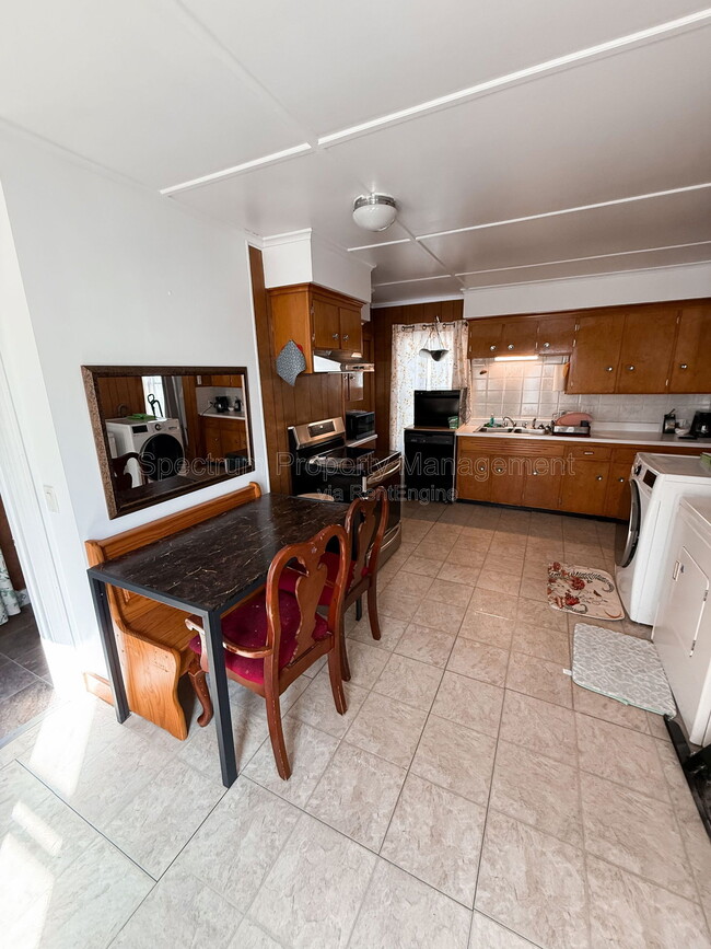 Building Photo - 4 Autumn St