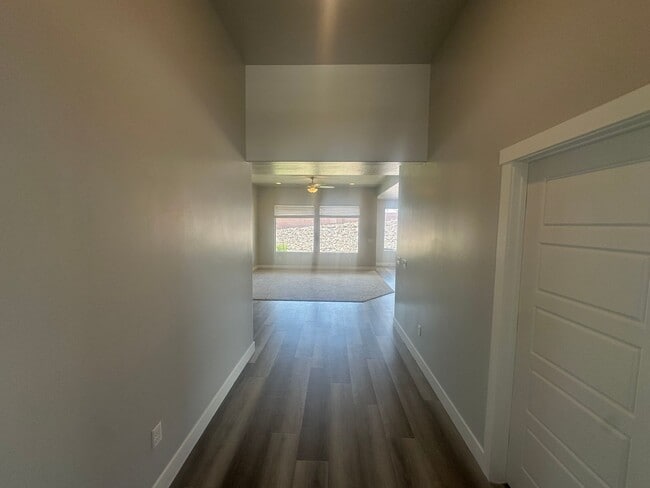 Building Photo - 3 bed plus office / 2.5 bath / 3 car Singl...