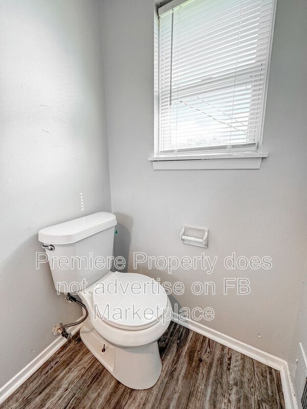 Building Photo - 219 N Oak Dr