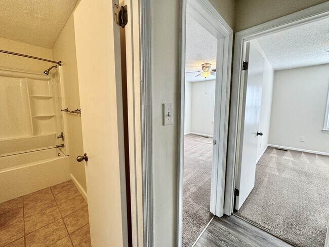 Building Photo - 3-Bedroom Townhome READY NOW!! Fresh Paint...