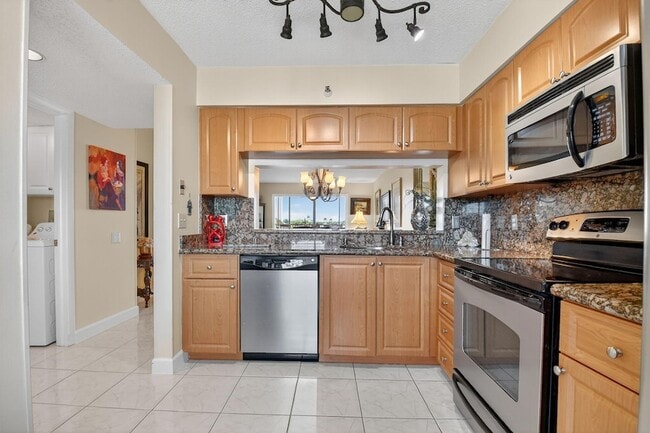 Building Photo - 14460 Strathmore Ln