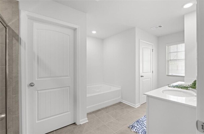 Building Photo - 2203 Blue Monarch Dr