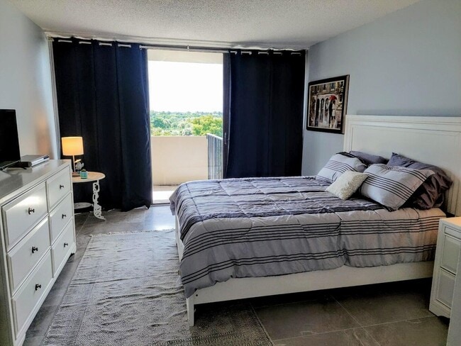 Building Photo - 1830 Embassy Dr