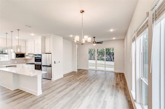 Building Photo - 2000 Kit Cir