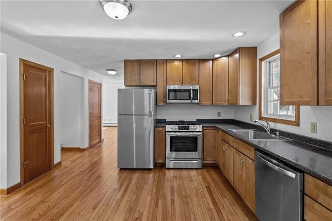 Building Photo - 27 River St