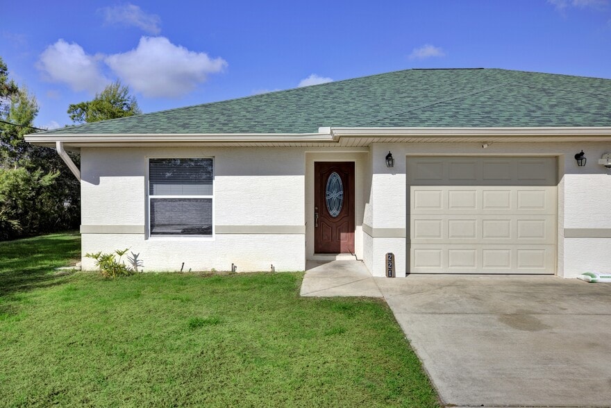 Building Photo - 221 Beech Way NW