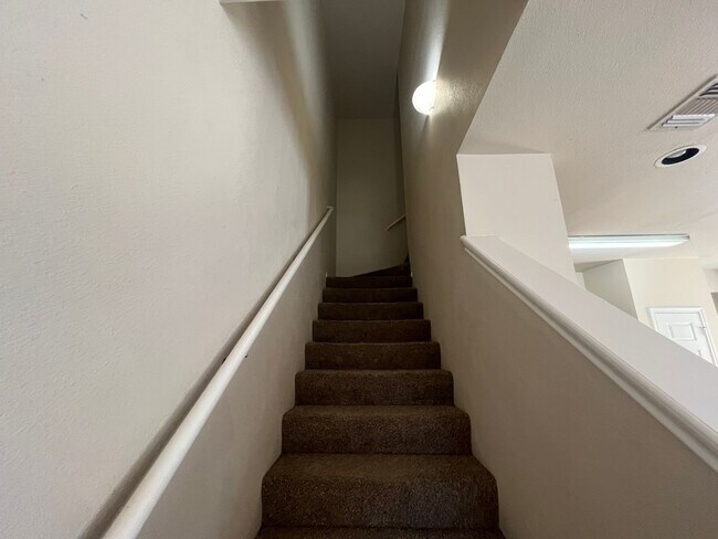 Building Photo - 5811 Golf Bend