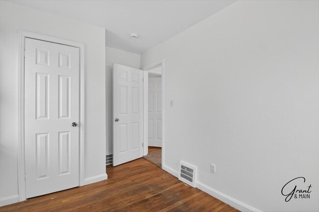 Building Photo - $1350 3 bedrooms