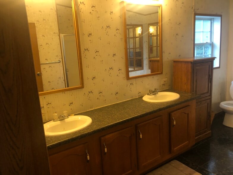 Master Bathroom_2 - 505 Bloomfield Rd