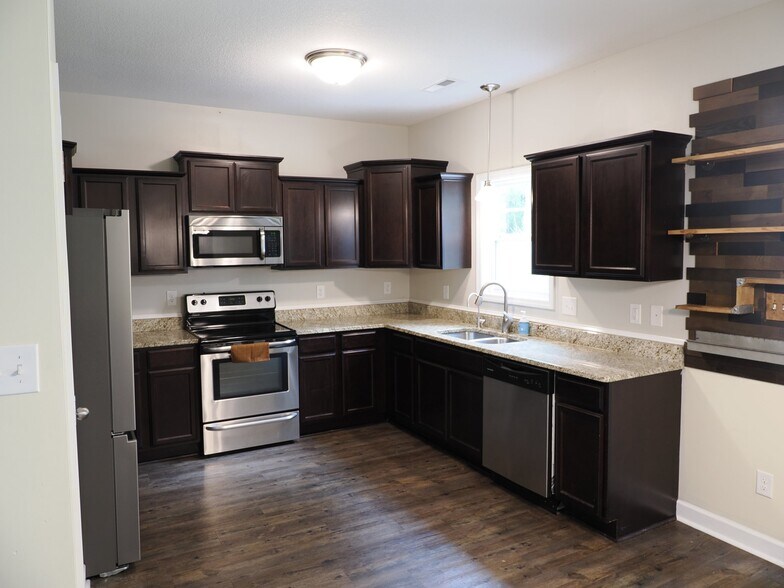 Building Photo - 611 Winfall Dr