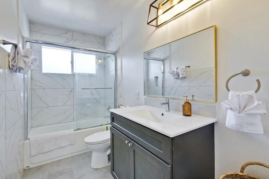 Building Photo - 1281 Flora Ave