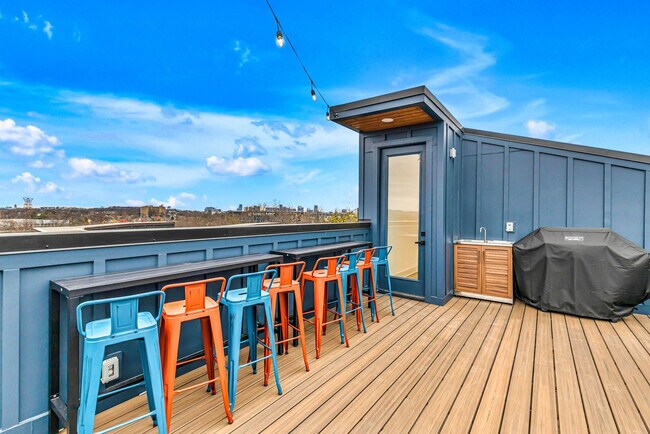 Building Photo - 554 Rosedale Ave