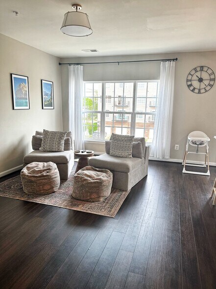 Lounge area across from the kitchen island - 22795 Settlers Trail Ter