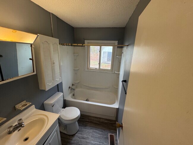 Building Photo - 1911 E Fairchild St