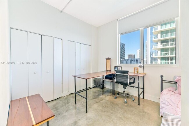 Building Photo - 700 NE 25th St