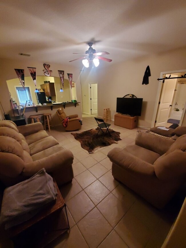 Building Photo - College Station - 3 bedrooms / 3 Baths Townhome in the Barracks!