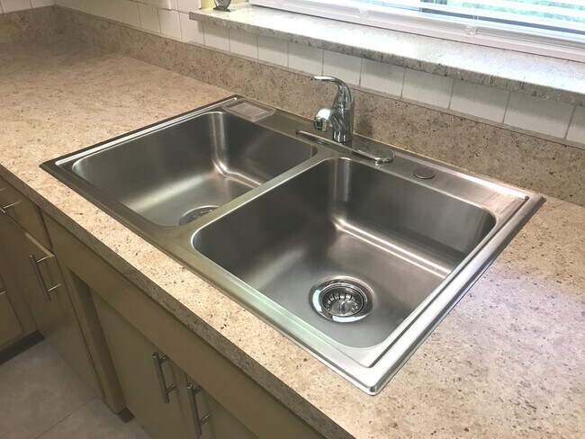 Building Photo - 725 Busse Hwy