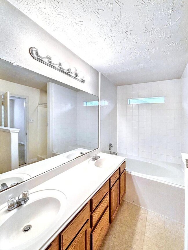 Building Photo - 4710 Kiowa Cir